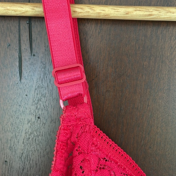 Vintage underwire bra. 34C. Adjustable straps. Elastic is stretchy. Red lace. - Picture 3 of 10